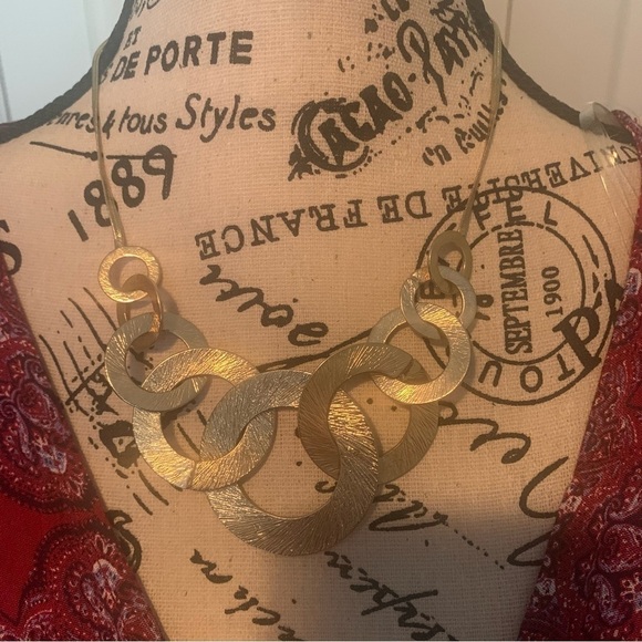 Faux gold necklace with hammered gold circles - Picture 2 of 3